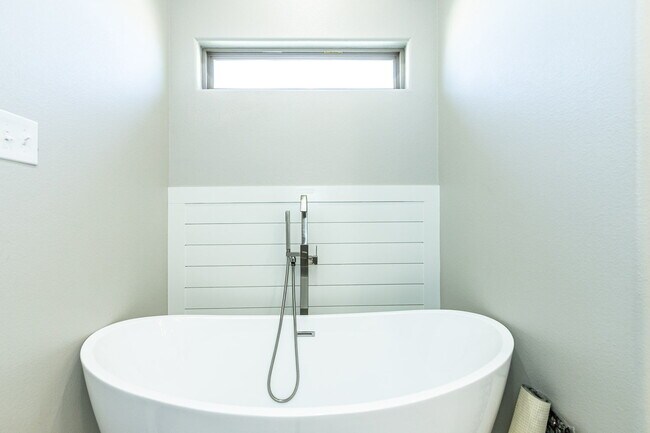 Building Photo - Charming 3-Bedroom Oasis with 2 Full Baths!