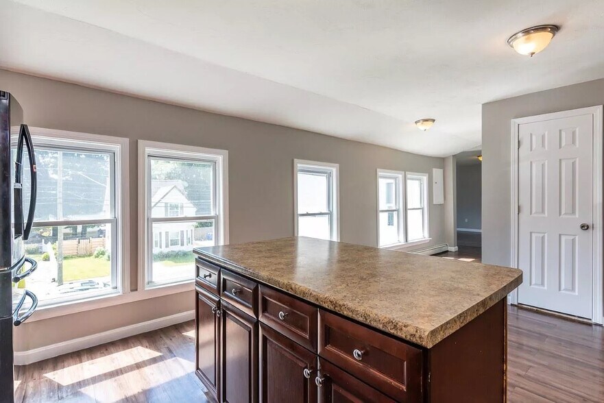 Building Photo - 554 Lake Ave