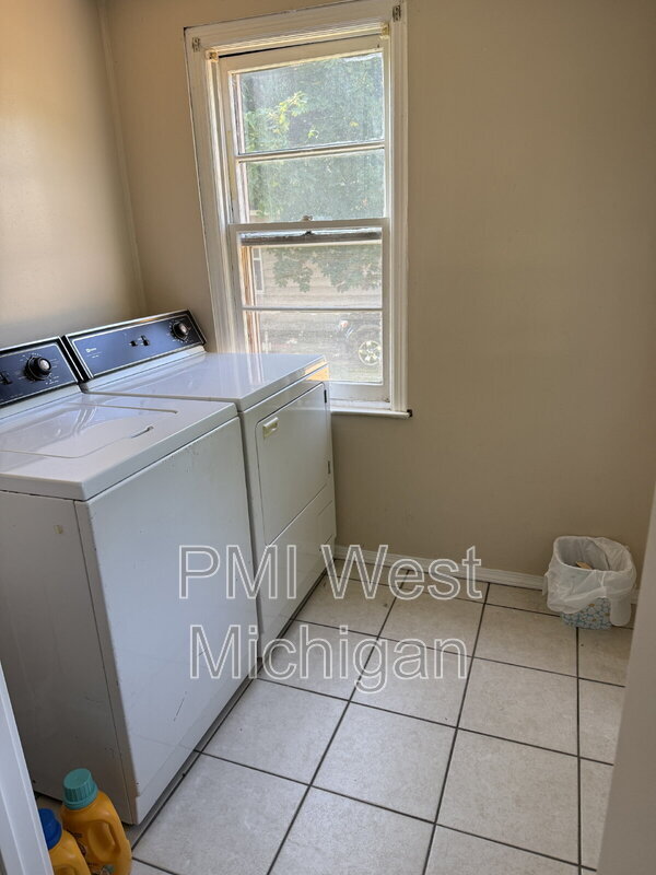 Building Photo - 538 Spencer St NE