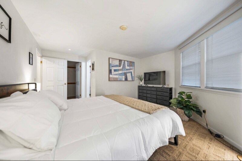 Building Photo - 383 Oxford St