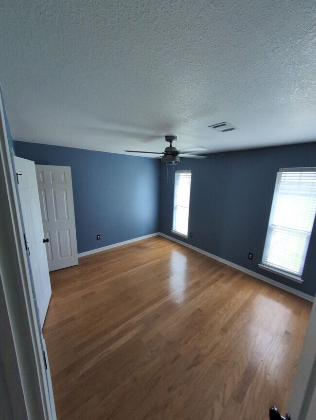 Building Photo - 7647 Rosewood Dr