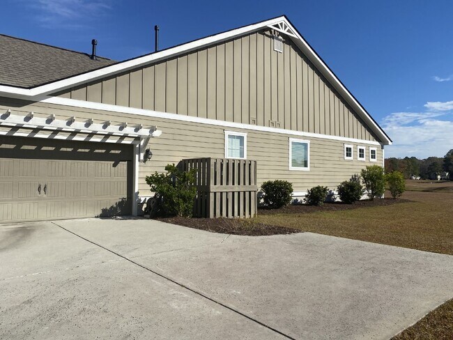 Building Photo - Stunning, Spacious Home in May River Preserve!