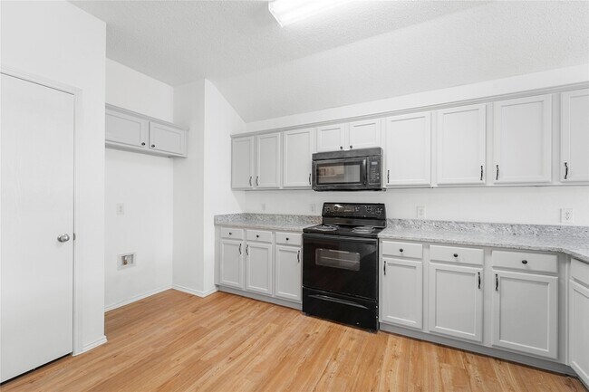Building Photo - 9825 Tyler Dr