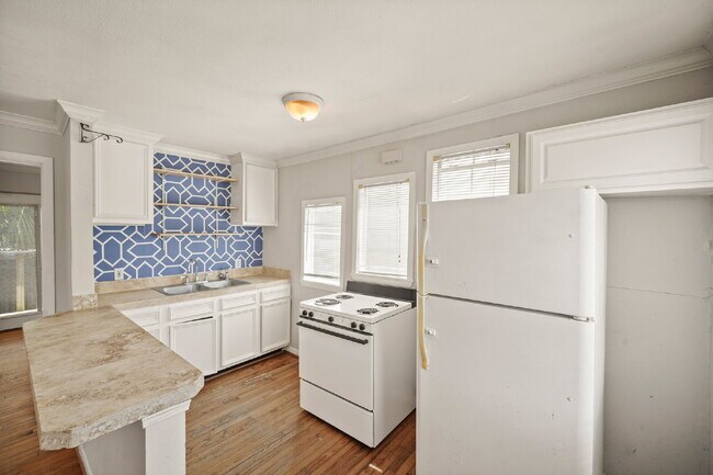 Building Photo - Cozy 1-Bedroom in the Heart of Montrose!