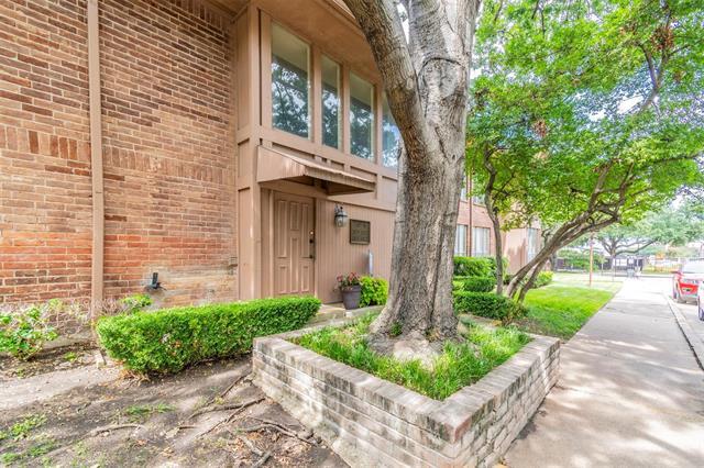 Building Photo - 10558 High Hollows Dr