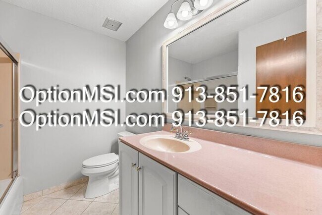 Building Photo - Country Charm Just Minutes From Lawrence!