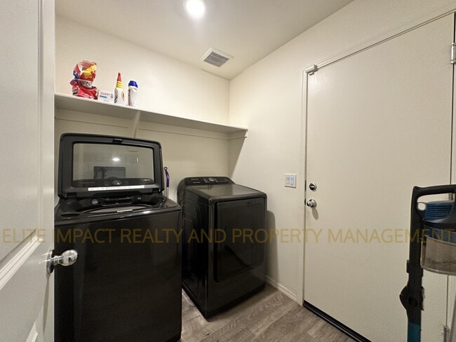 Building Photo - 5992 S Antrim Loop