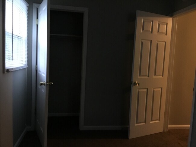 Building Photo - Roomy Southside 3 Bedroom Home with fenced...