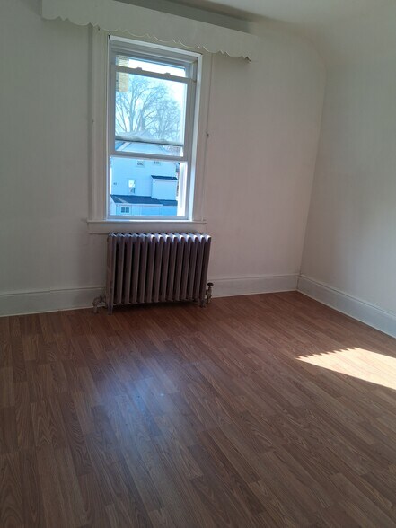 Building Photo - 33 Center St