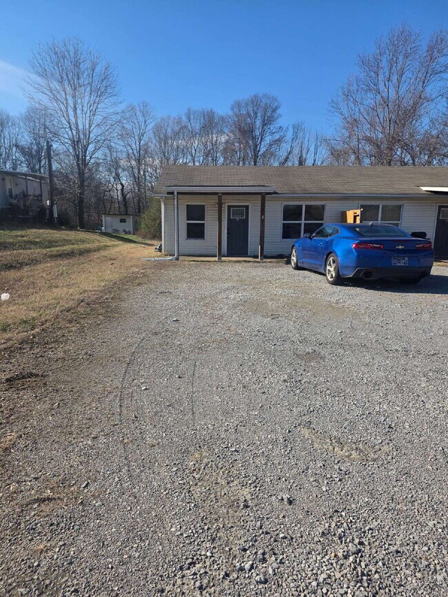 Building Photo - Cozy 1 Bedroom Retreat with Stylish LVP Flooring