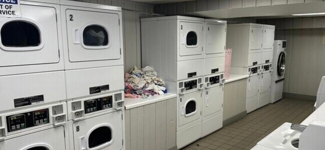 Building Photo - 16 E Old Willow Rd