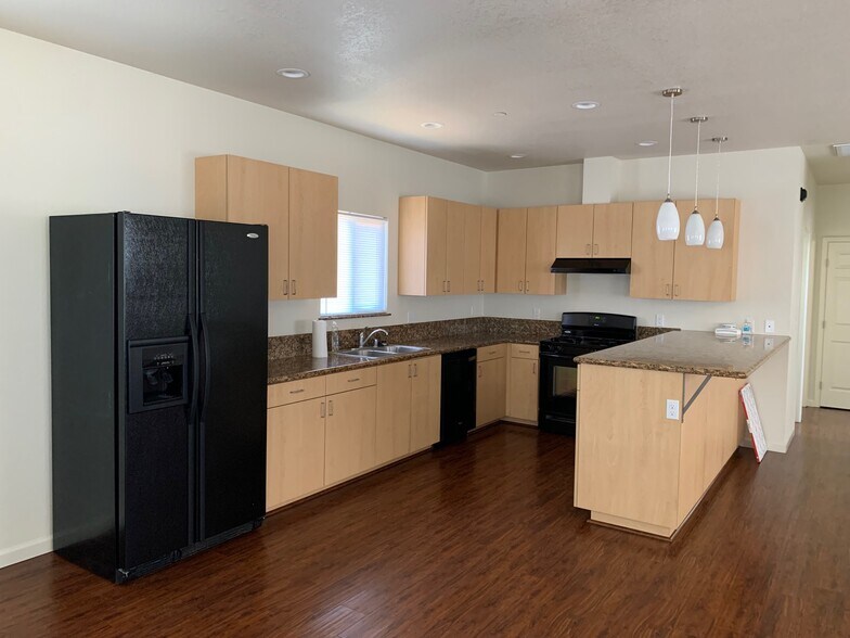 Kitchen - 4058 E Midas Ave