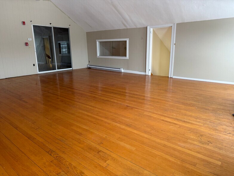 Building Photo - 900-904 Main St