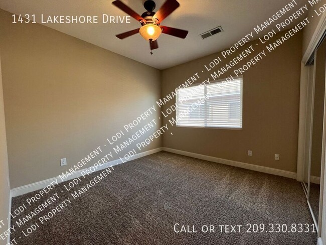 Building Photo - 1431 Lakeshore Dr