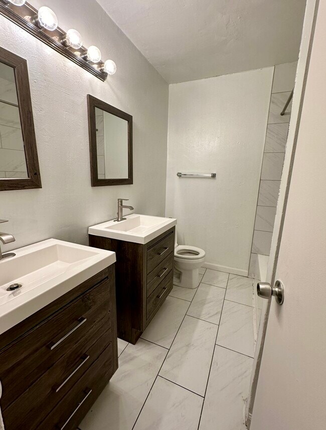 Building Photo - 600 Harbour N Dr