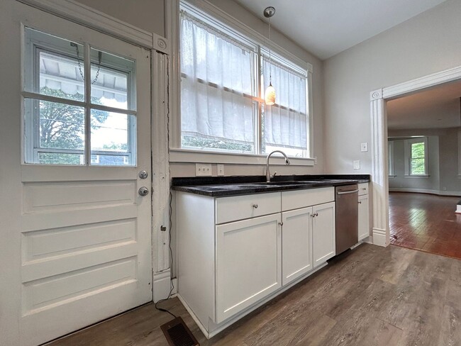 Building Photo - Charming 2-Bedroom Home -Close to Downtown...