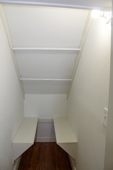 Building Photo - 1013 S Glasgow Dr