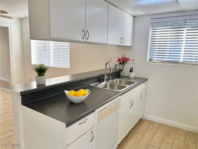 Building Photo - 428 S Beaumont St