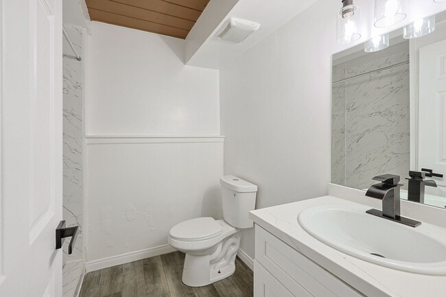 Building Photo - Spacious 5-Bedroom, 3-Bath Home – Convenie...