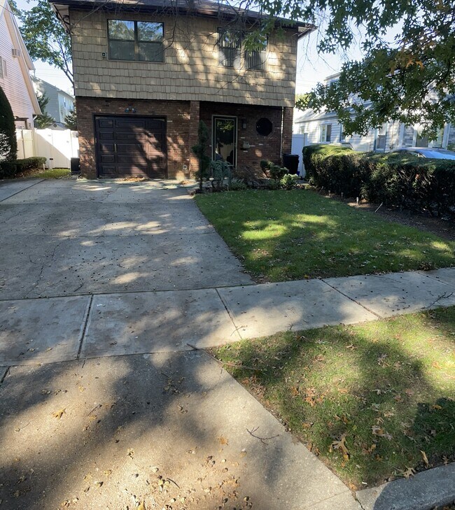 Building Photo - 2590 Mount Ave