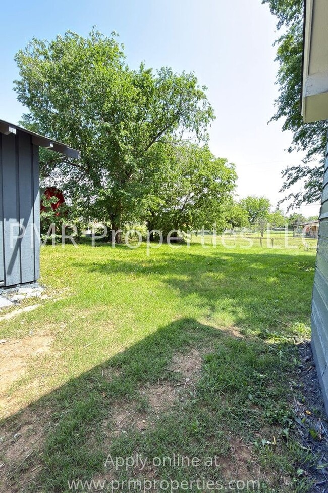 Building Photo - 4 Bedrooms / 2.5 Bathrooms House