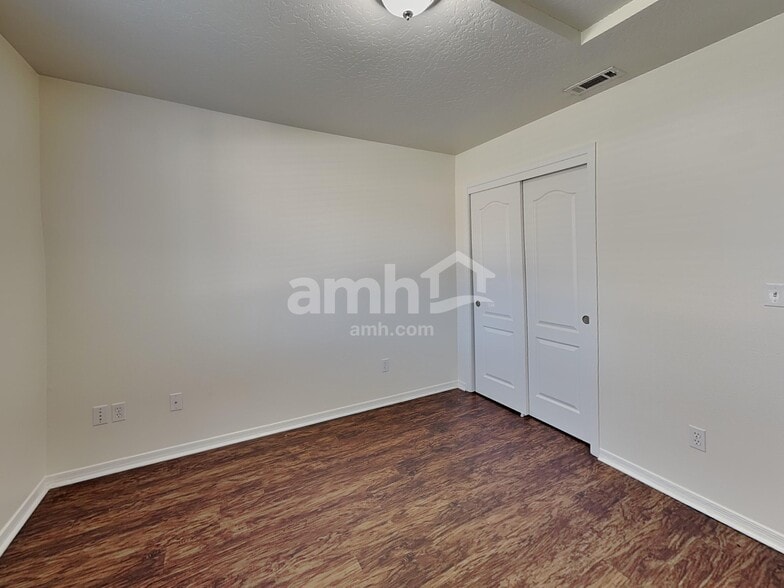 Building Photo - 410 S Saddlerock Ave