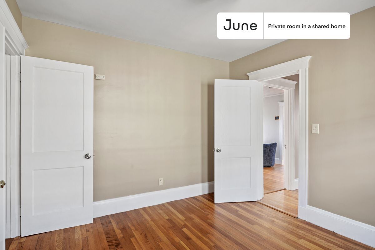 Building Photo - Room in Shared 5 bed/2 bath home