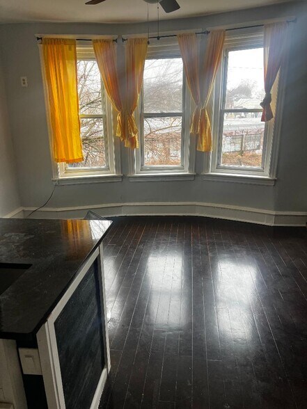 Building Photo - 422 W Coulter St