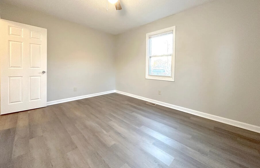 Building Photo - Room in Apartment on S Blount St