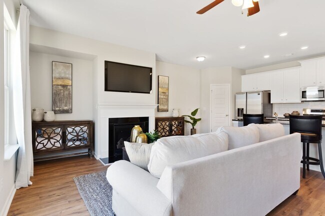 Building Photo - 3 BEDROOM TOWNHOME IN OAKWOOD! Rabun Floorplan