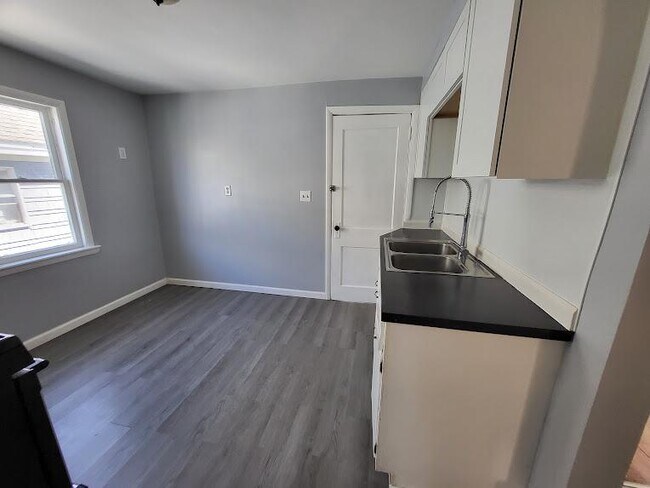 Building Photo - 416 Boyden St
