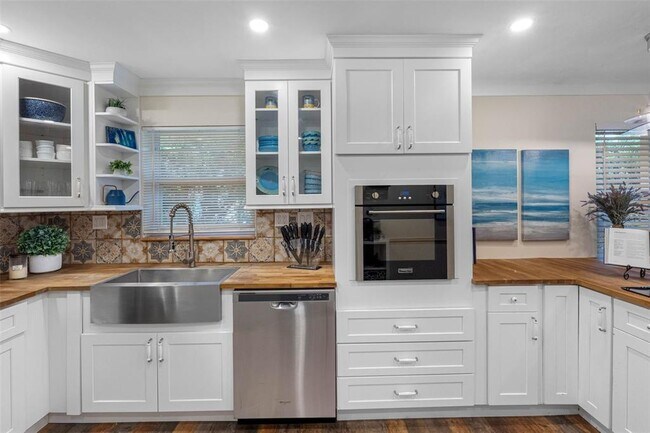 Building Photo - 2201 Park St N