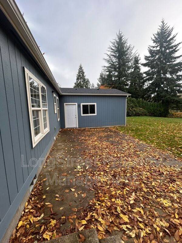 Building Photo - 2520 NW Robinhood St