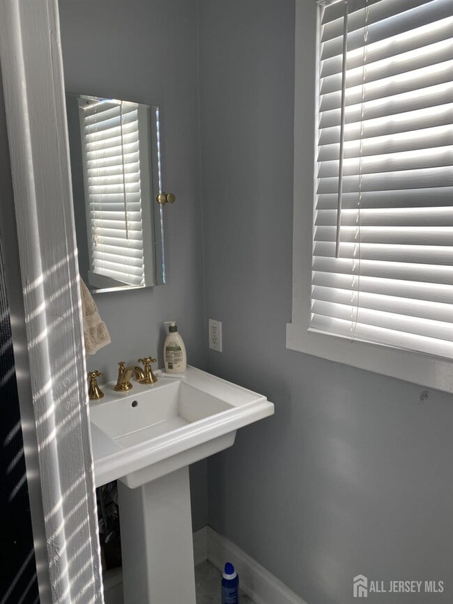 Building Photo - 645 Kimball Ave