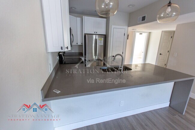 Building Photo - 712 W 14th St