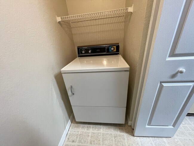 Building Photo - 2br/2ba Tradewinds Condo with Black Applia...