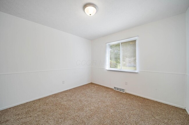 Building Photo - 921 Beechwood Rd