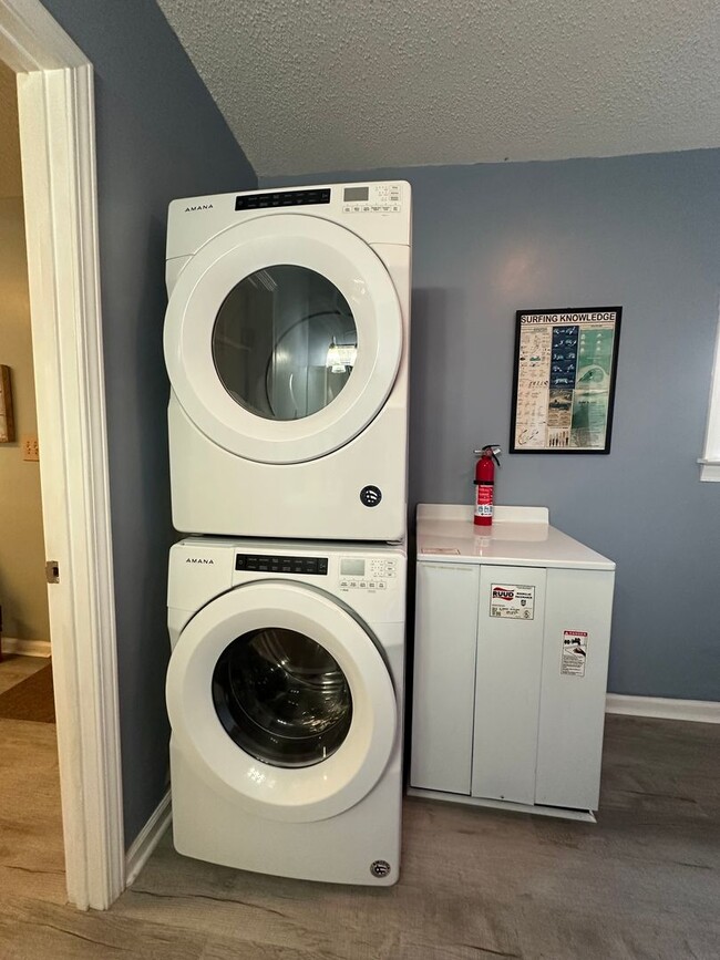 Building Photo - 2 Bed 2 Bath Fully Furnished Home