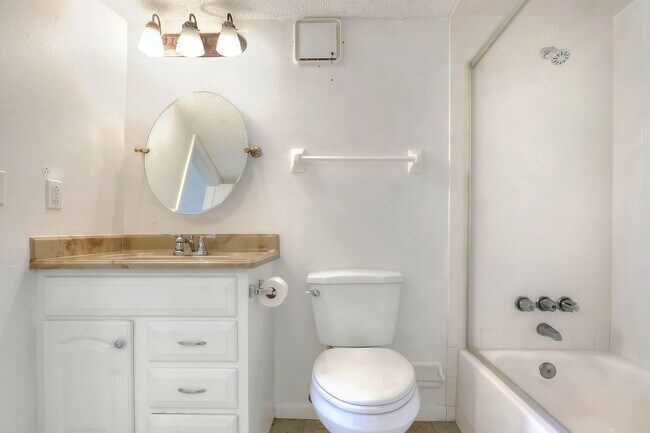 Building Photo - 2-Bedroom, 1-Bathroom Condo in Winter Haven