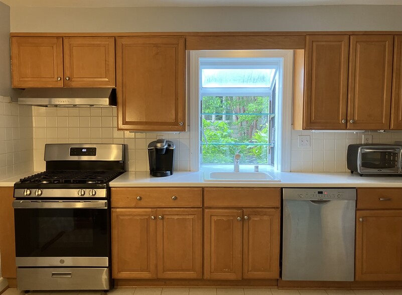 Main kitchen, shared. New stove, fresh paint - 3741 4th St N