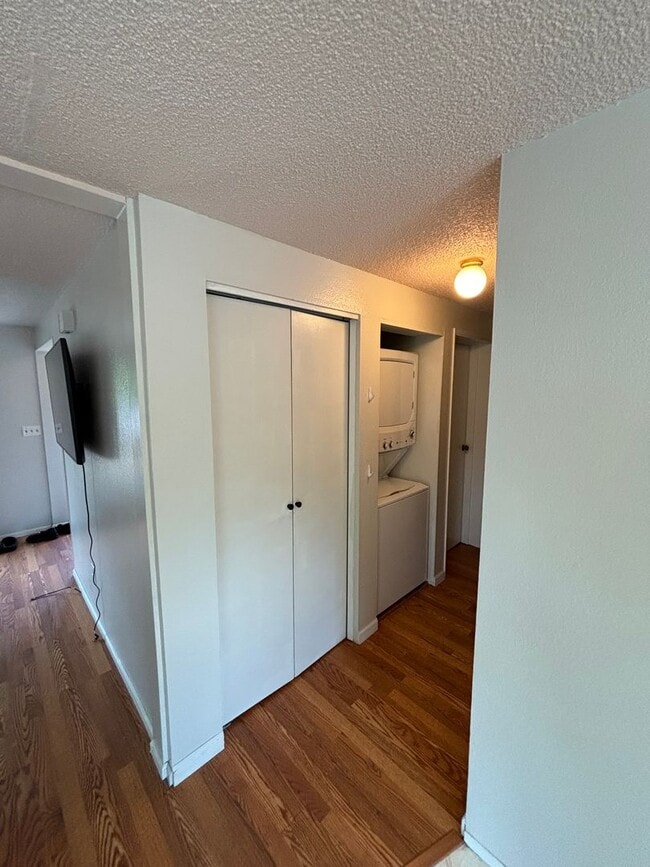 Building Photo - 2 bedroom duplex / Washer& Dryer in unit / Fuel included