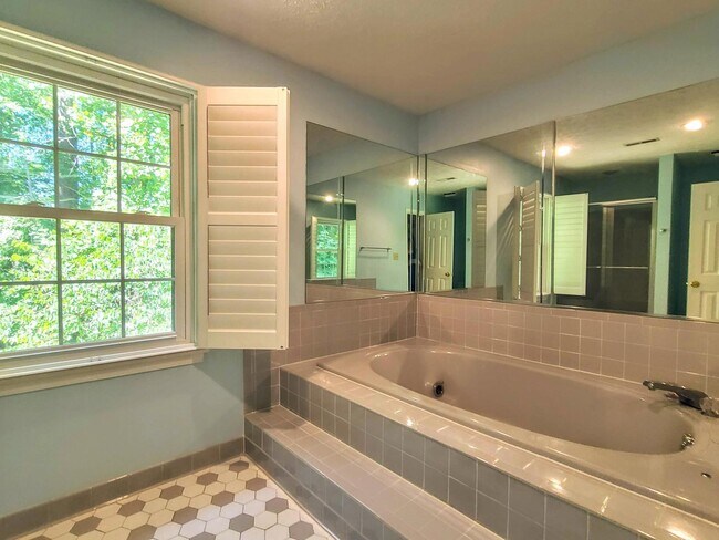 Building Photo - 4 BR, 2.5 BA in Woodlake Crossing