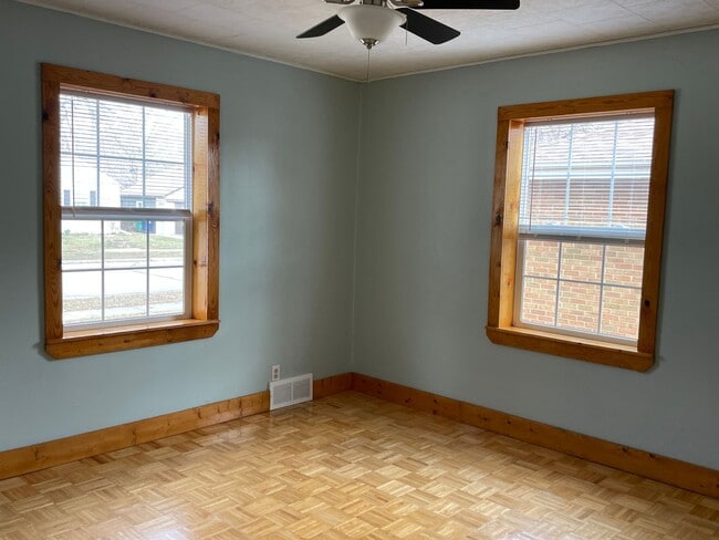 Building Photo - Cute Home in the Heart of Green Bay! PETS WELCOME