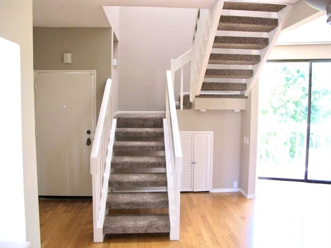 Building Photo - LIVE IN LA JOLLA! LOVELY TOWNHOME WITH BEA...