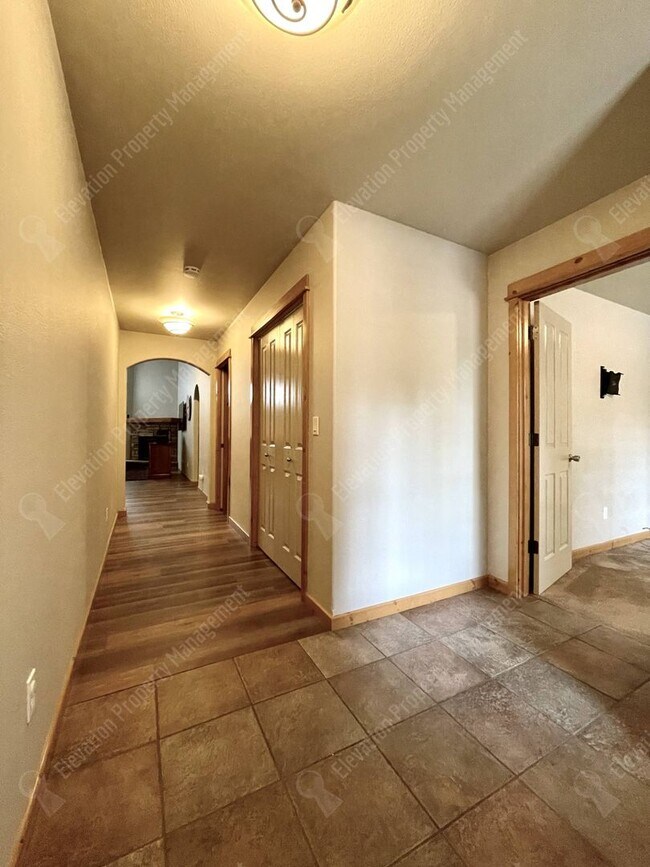 Building Photo - 3-BR mountain-style home in SE Bend