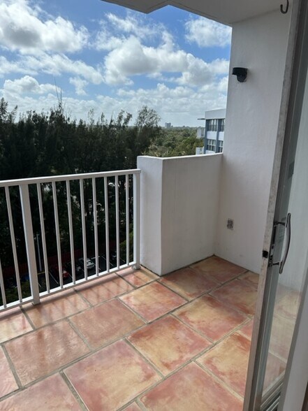 Building Photo - 1300 NE Miami Gardens Dr