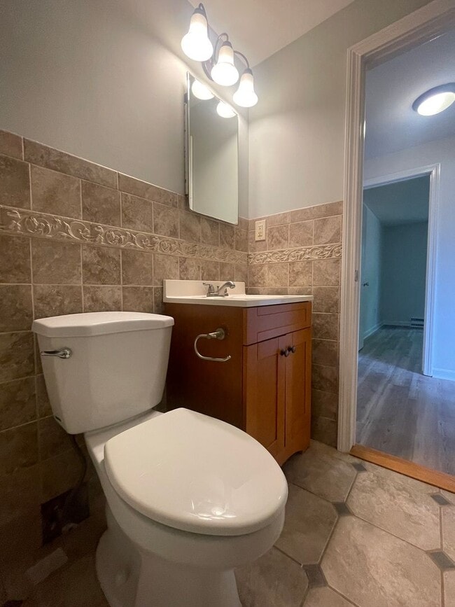 Building Photo - Recently updated 2 bedroom condo in charming Amesbury, MA