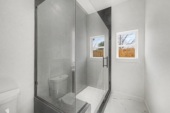 Building Photo - 5034 Pershing St