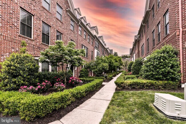 Building Photo - 2505 S Kenmore Ct