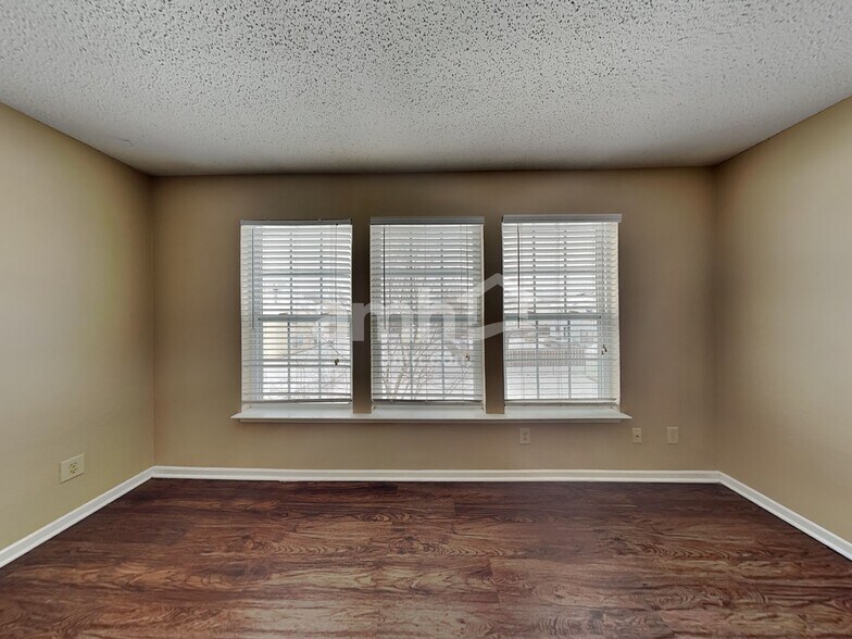 Building Photo - 5862 N Quincy Dr